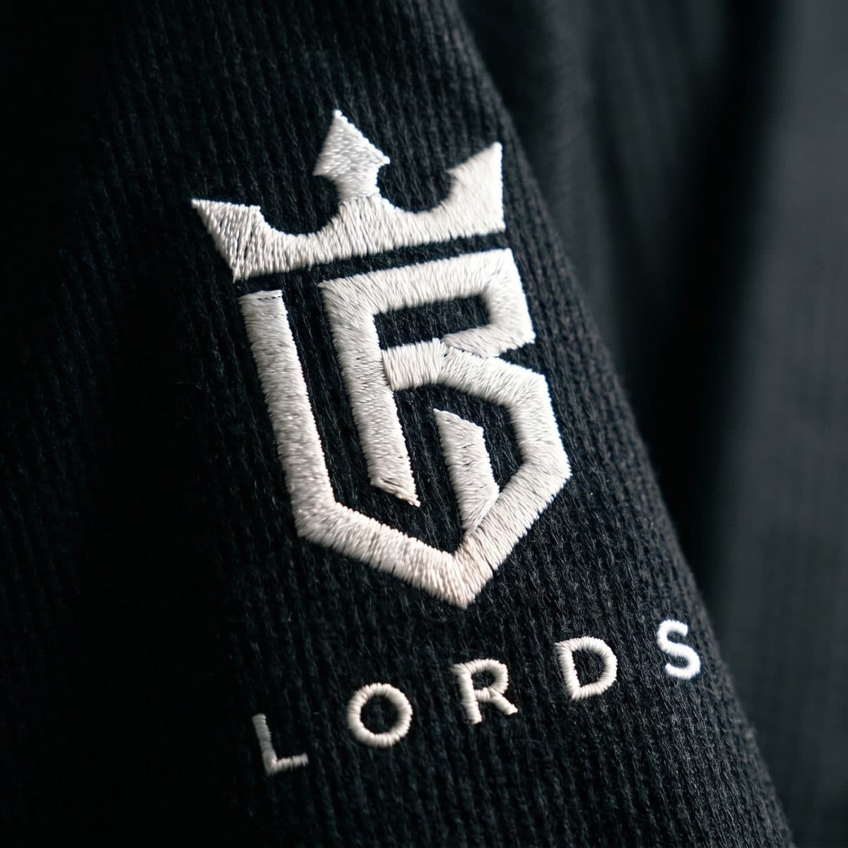 Emblema LORDS bordado em alta definição na manga do kimono preto